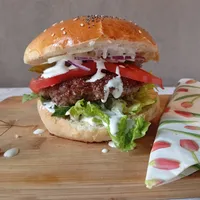 BURGER KLASYK - Smacznie i zawsze świeżo. Wołowina, cheddar, sałat